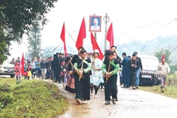 赫蒙族同胞端着祭品前往神圣的森林里举行林神祭祀仪式